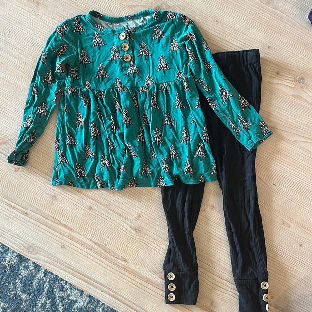Posh Peanut Leopard/Green Tree Print Top and Black Leggings Set Size 4T
